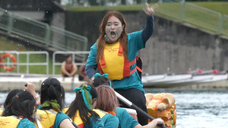 Temasek Polytechnic’s “Dragon Boat” CCA students paddling in Bedok Reservoir.